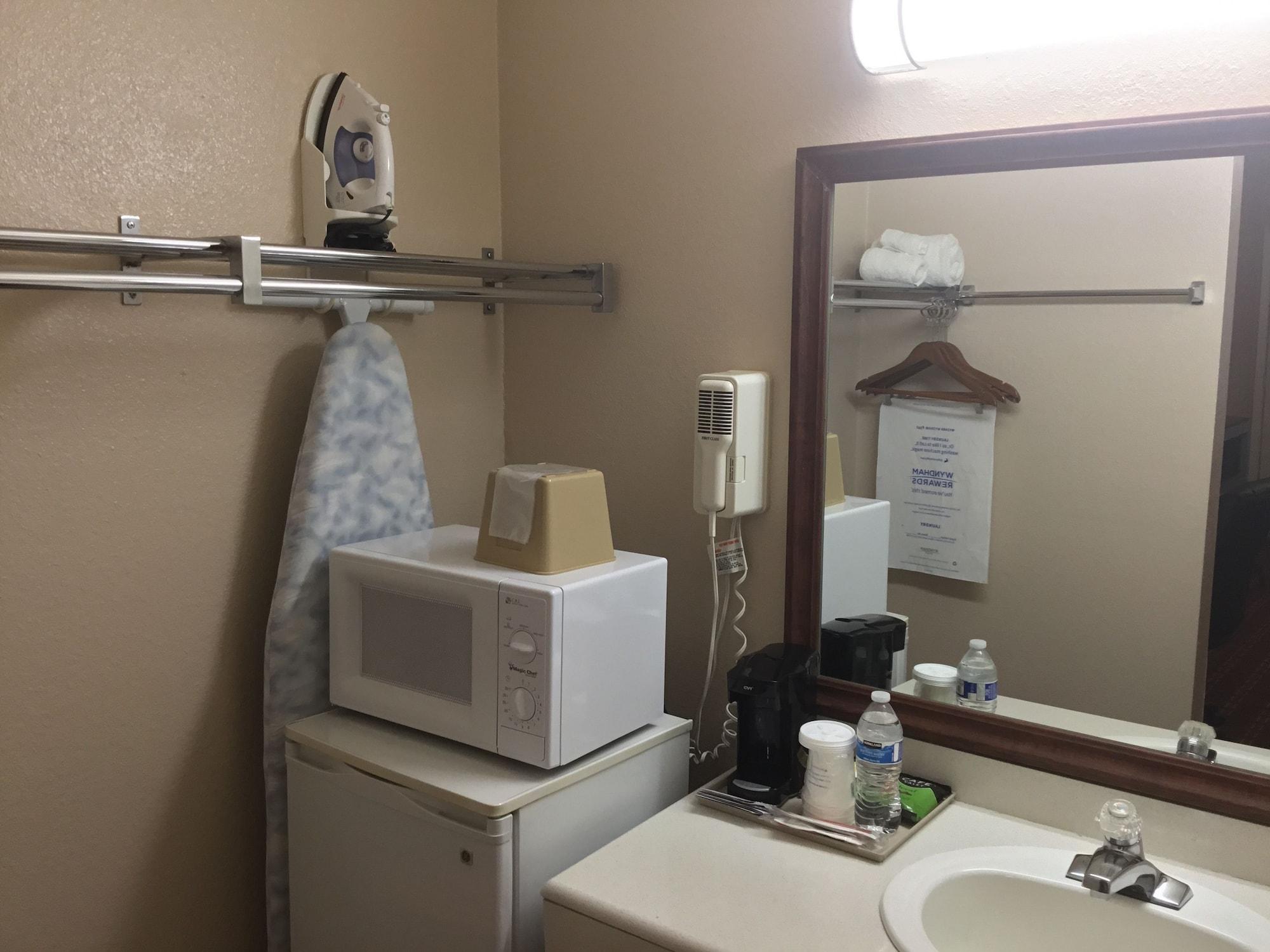 Days Inn By Wyndham College Station University Drive Exteriör bild
