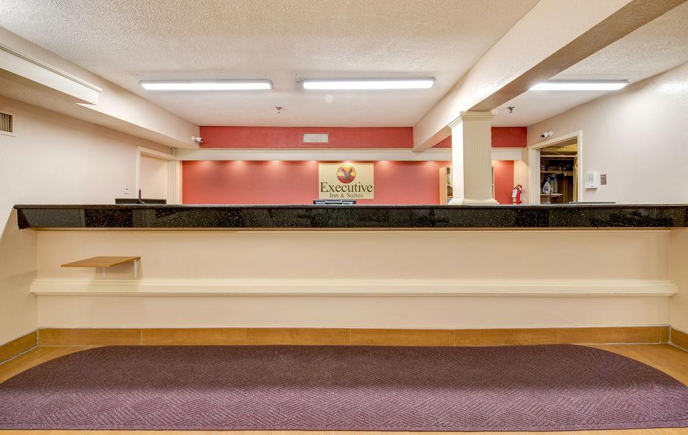 Days Inn By Wyndham College Station University Drive Exteriör bild